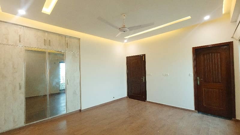 Prime Location Askari 11 - Sector D Flat Sized 10 Marla For sale 17