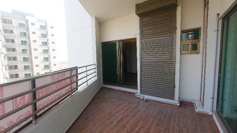 Prime Location Askari 11 - Sector D Flat Sized 10 Marla For sale 18