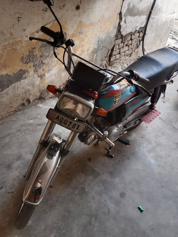 CD 70 Bike for sale. . . Whatsapp number is . . 0333,,,5492,,,545 1