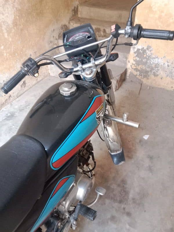 CD 70 Bike for sale. . . Whatsapp number is . . 0333,,,5492,,,545 2