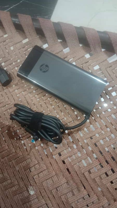 HP Power station 200W laptop charger 0