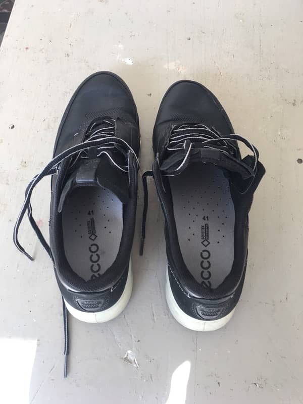 Ecco goretex surround black shoes. 2