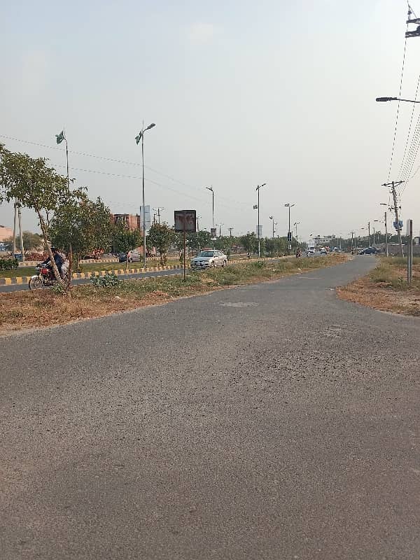 LDA AVENUE ONE BLOCK C PLOT DIRECT ACCESS TO KHAYABAN JINNAH DIRECT ACCESS TO COMMERCIAL 4