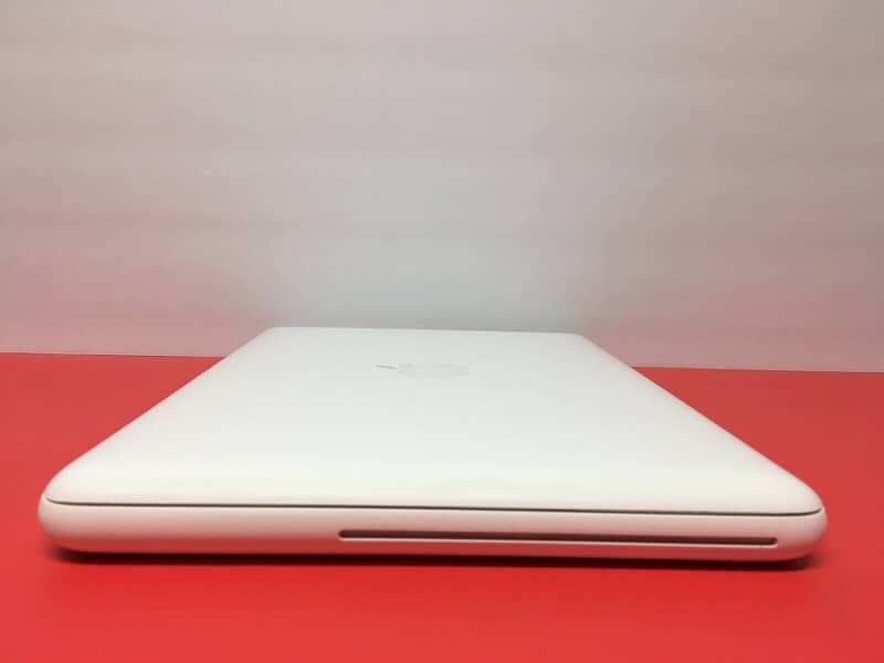 Apple Macbook A1342 9