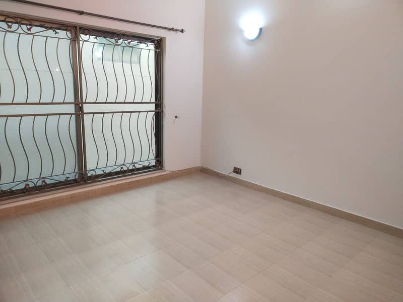 1 Kanal Beautiful upper portion Available for Rent phase 1 N block 11