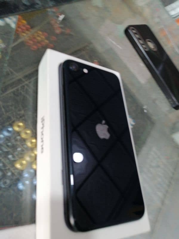 I phone se 2022 3rd Gen 64 GB lush condition  with box & lead 3