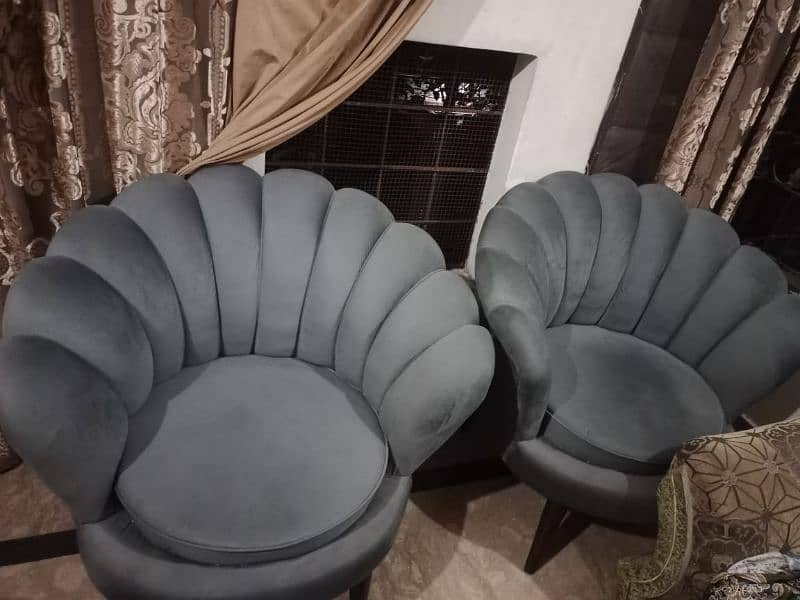 2 big flower chairs 1 table 1