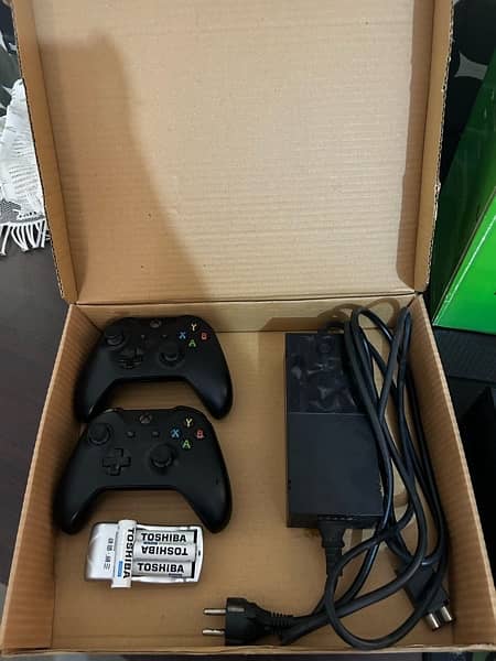 Xbox One 500GB with Gamepass, Both controllers, Batteries 2