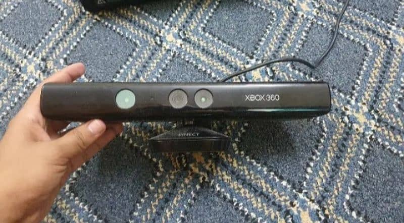 Xbox 360 Slim (With kinect sensor) 2