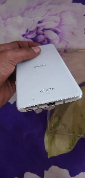 AQUOS R3 1