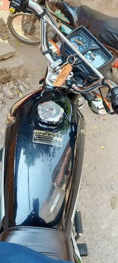 for sale honda 125 black color model 23