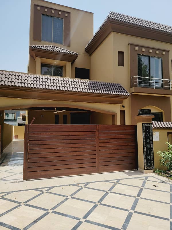 10 MARLA HOUSE FOR SALE IN BAHRIA TOWN LAHORE 1