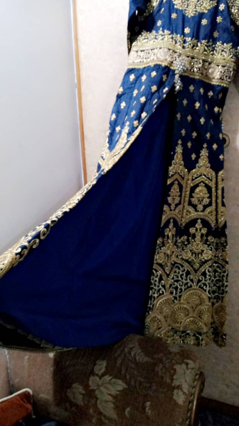 Navy blue heavy embroidered maxi with golden lenga and pink dupatta 4