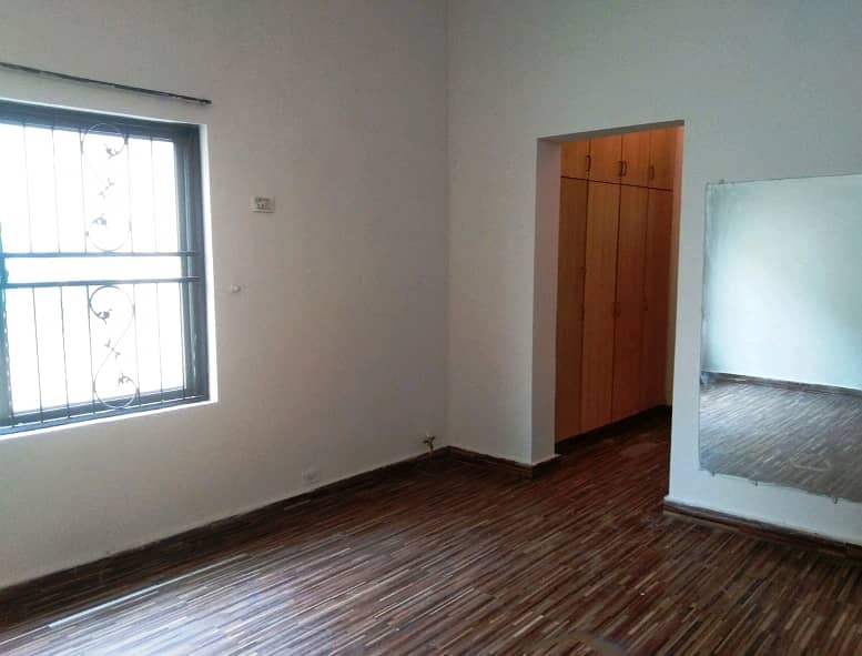 Spacious House Is Available In Askari 10 For rent 3