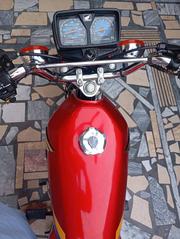 Aslam alikum my selling bike honda CG 125 gari ma koi kam Nahi ha 8