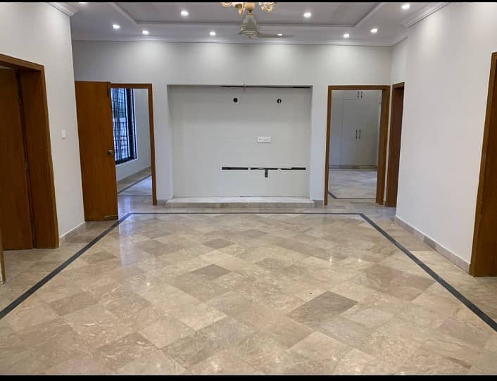 BEAUTIFUL VIP PRIME LOCATION UPPER PORTION FOR RENT SEPARATE GATES 1