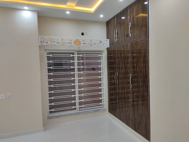 10 Marla House For Rent In Sector C Bahria Town Lahore All facilities just walikng Distance 11