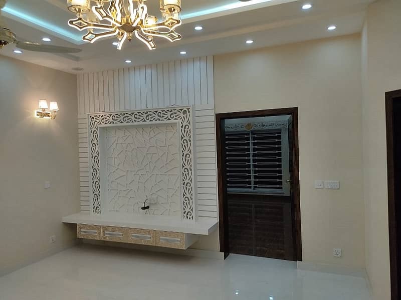 10 Marla House For Rent In Sector C Bahria Town Lahore All facilities just walikng Distance 27