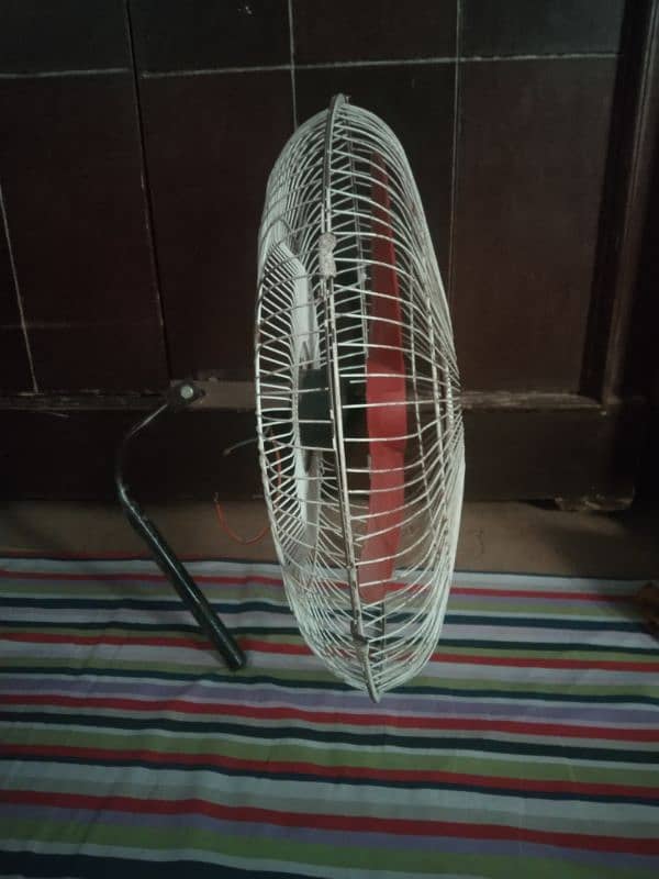 two fans sell 4