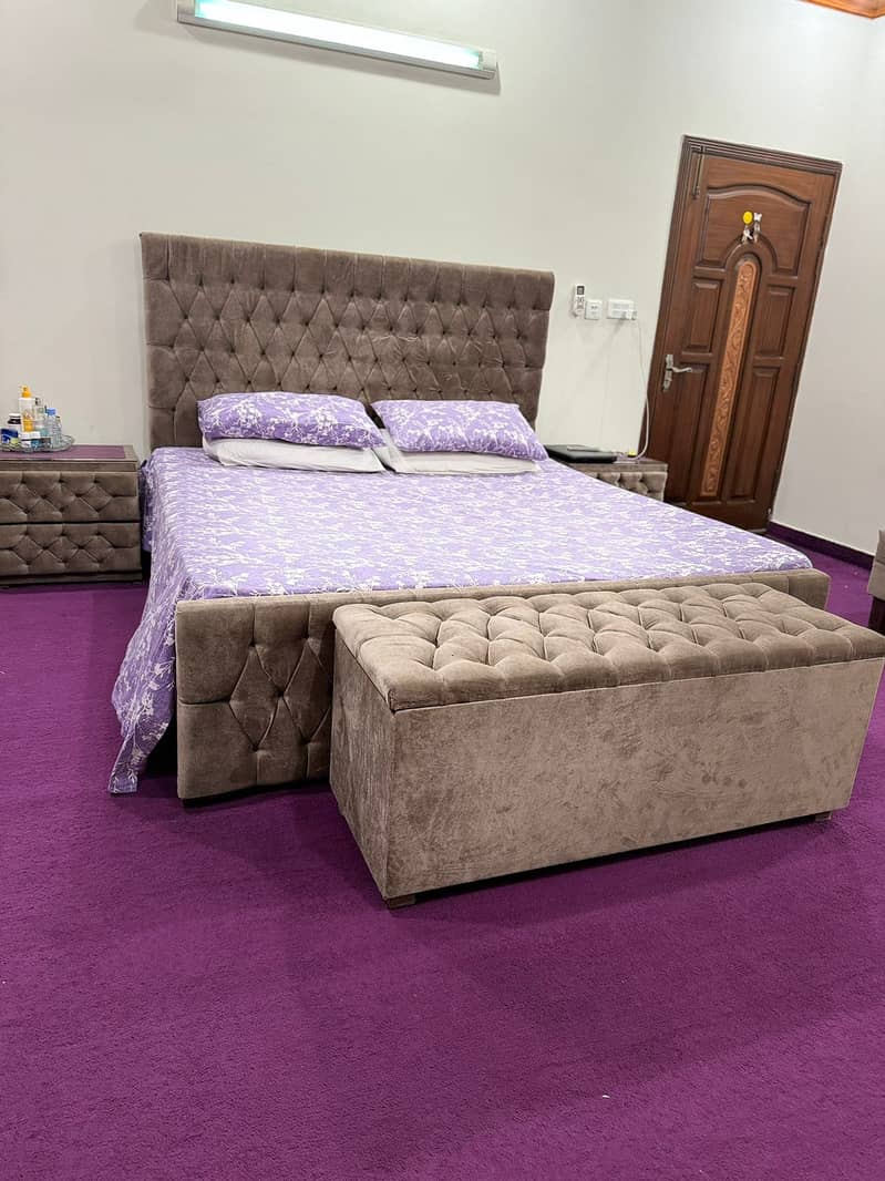 Beatiful Kind size Bed (without matress) 0