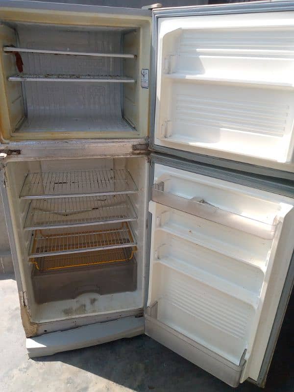 Dawlance medium size fridge 3