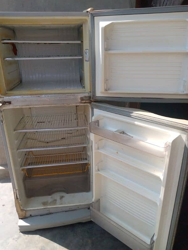 Dawlance medium size fridge 4