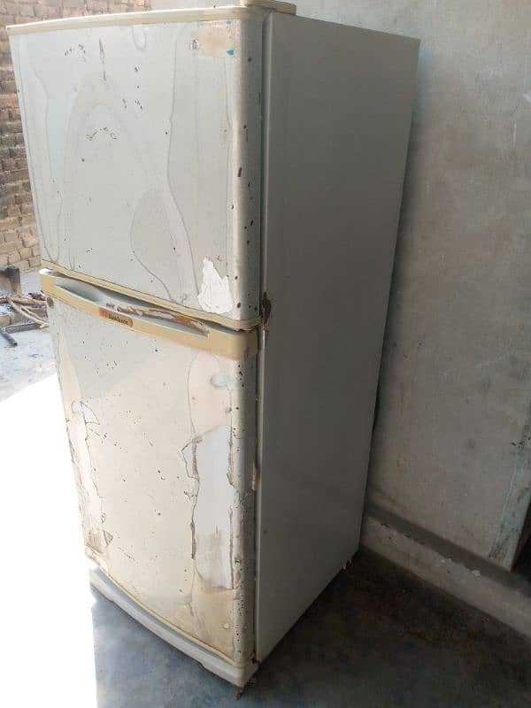 Dawlance medium size fridge 7