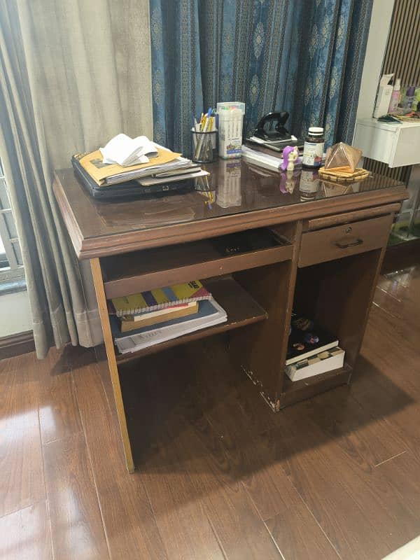 wooden computer table for sale in good condition 1