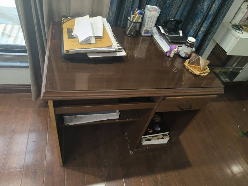 wooden computer table for sale in good condition 2