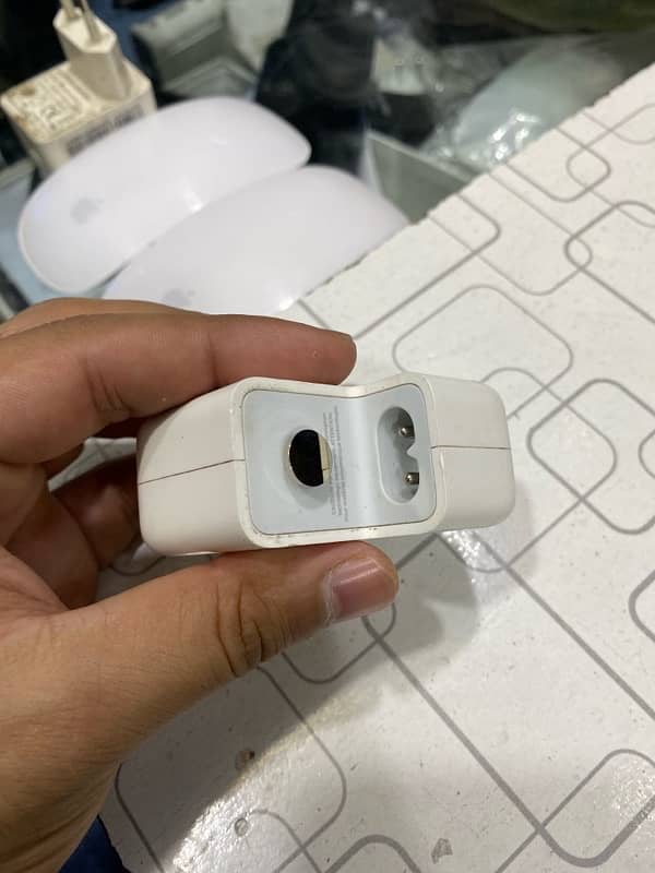 30W USB-C power adapter 1