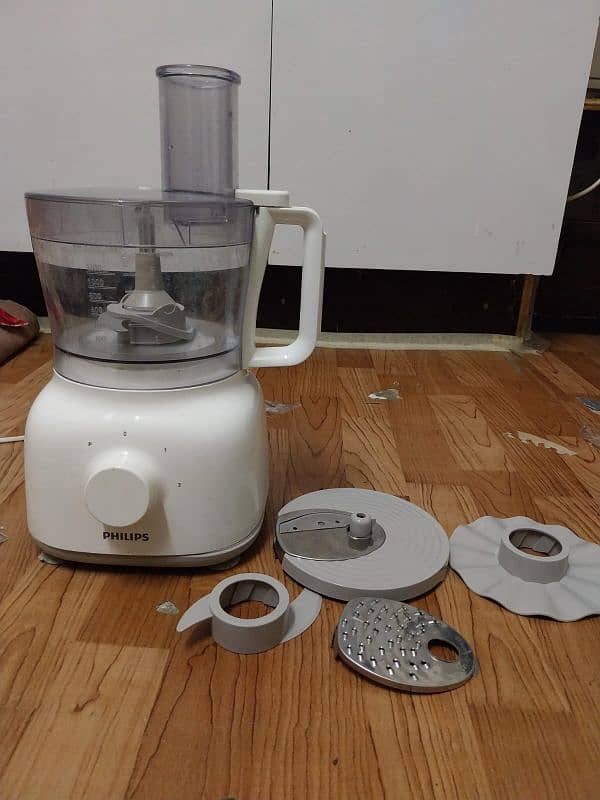 vacuum cleaner air fryer and kitchen items 11