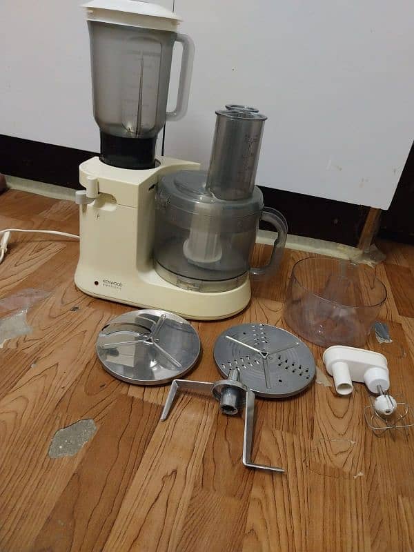 vacuum cleaner air fryer and kitchen items 12