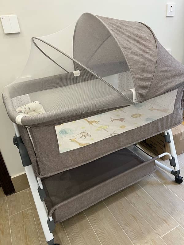 Baby Cot/ Bassinet Superb condition 1