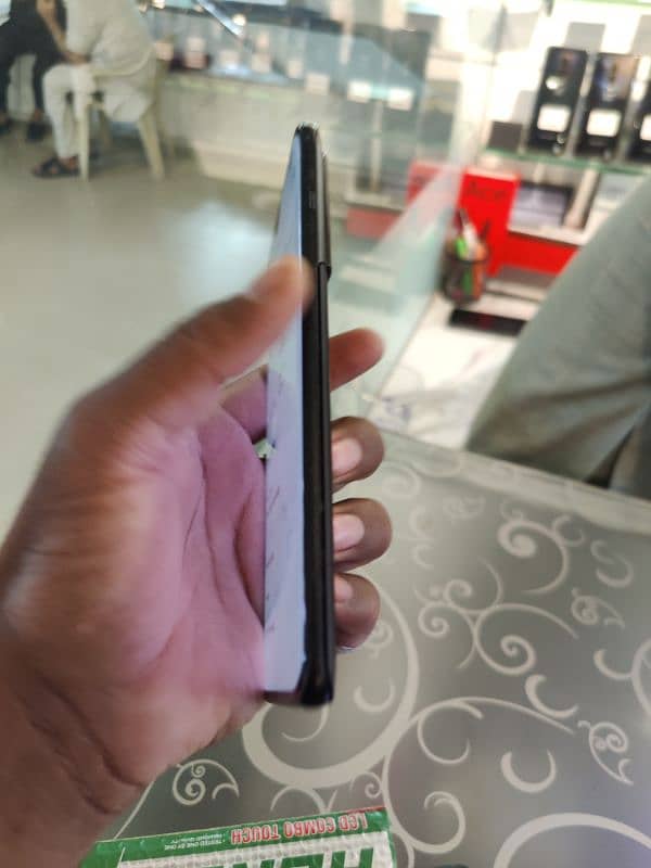 OnePlus 10 pro . . dot in display. . back crack 0