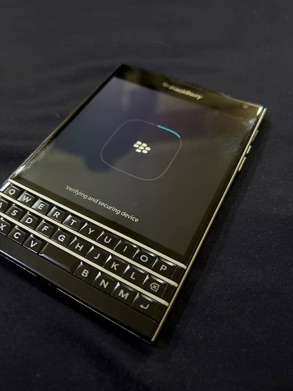 Blacberry Passport Black Edition 4