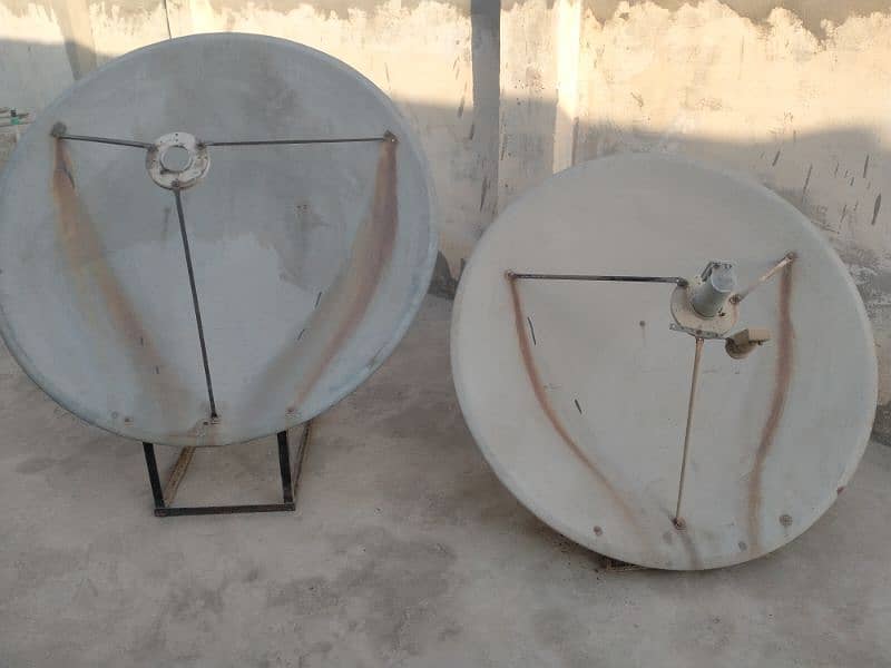 2x Dish Antenna with stand and receiver 2