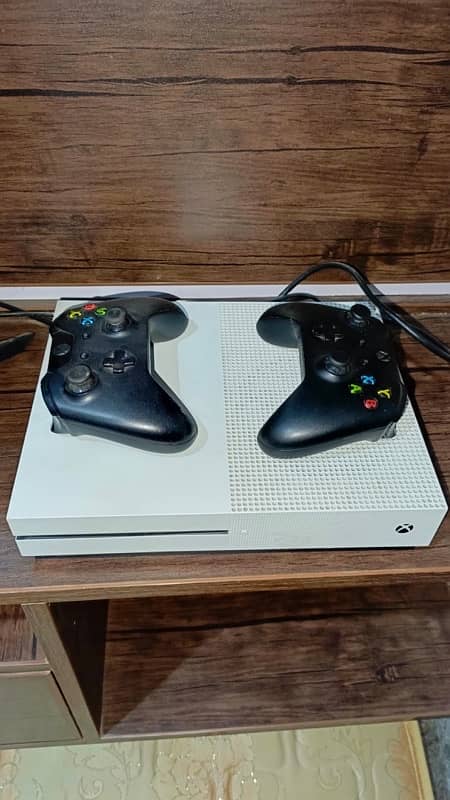 xbox one S 1tb with 2 wireless controllers 0