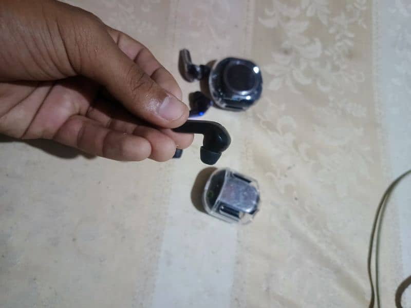 Earphones like new just 7 day use 4