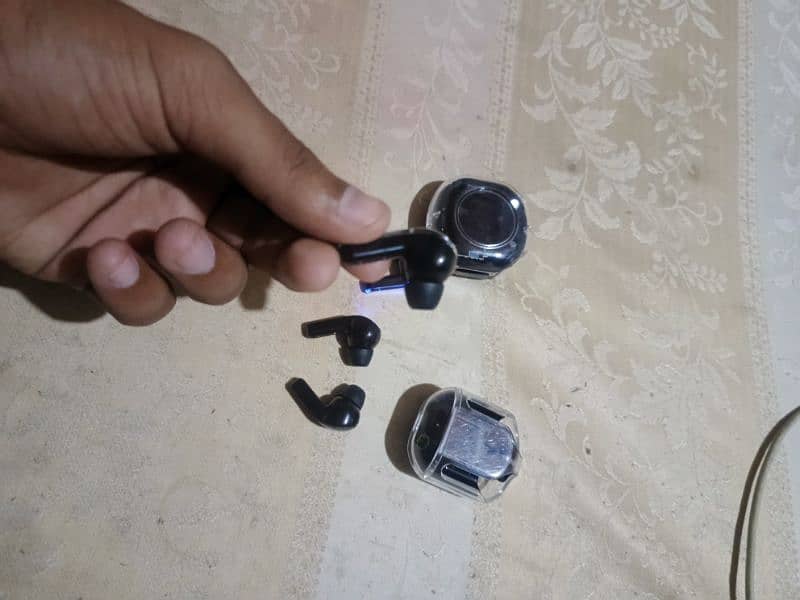 Earphones like new just 7 day use 6