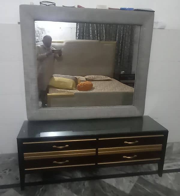 1 bed 2 side table I dressing table 0