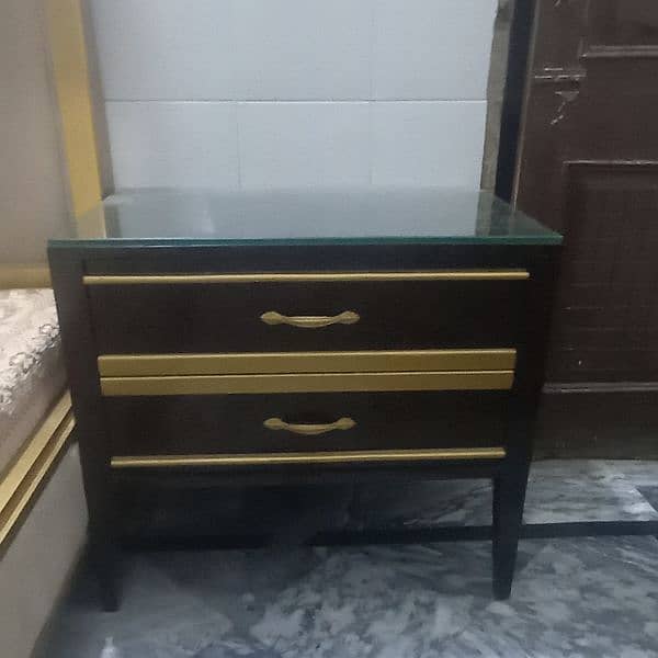 1 bed 2 side table I dressing table 4