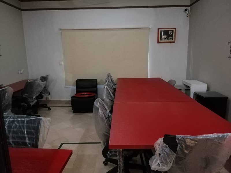 1200 sqr. ft Office for rent in Siddiq trade centre Gulberg 2 Lahore 0