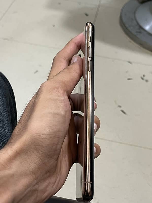 iPhone Xs max 4