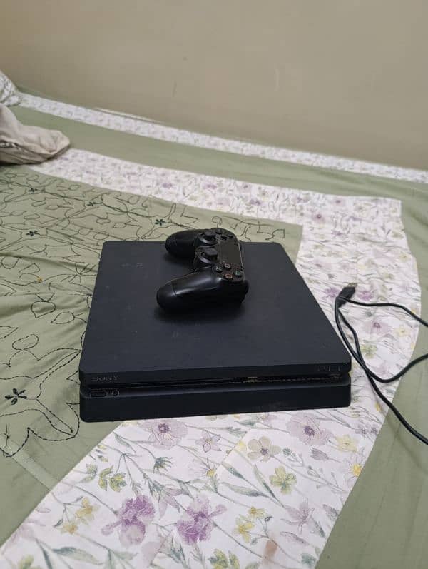 Sell ps4  slim with to controlar and Ps plus extra  id with 1 year 7