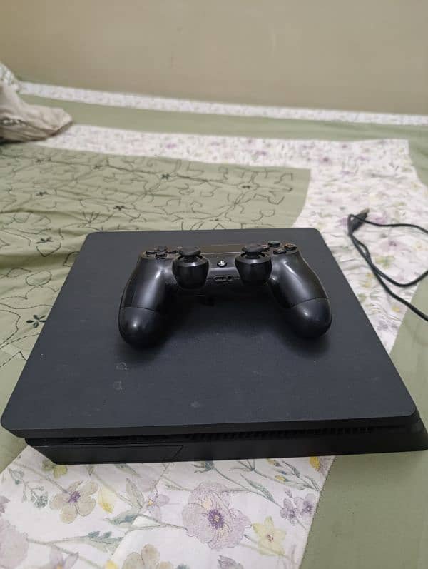 Sell ps4  slim with to controlar and Ps plus extra  id with 1 year 8