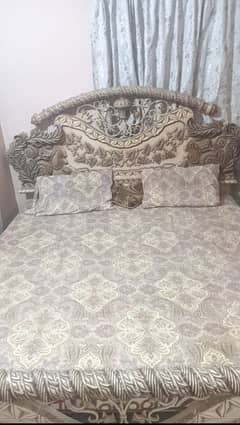 KING SIZE BED WITH DRESSING TABLE AND TWO DIVIDERS.