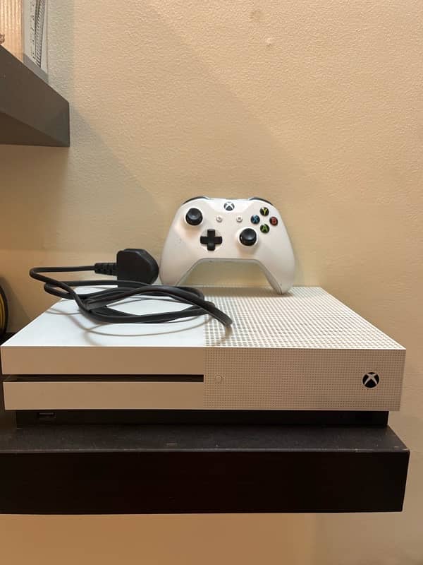 Xbox One S (hardly touched) 0