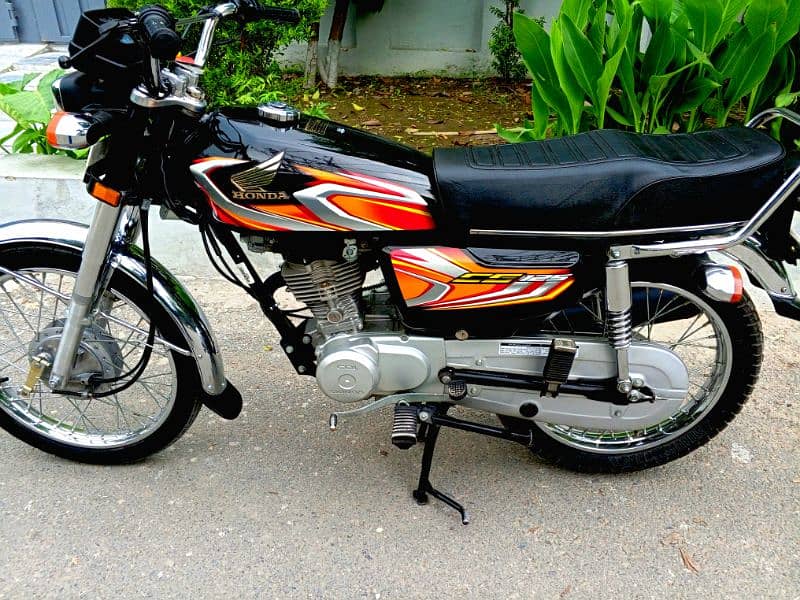 Honda 125 Model 2022 Black Fabulous LusSh condition original papers 8