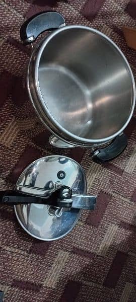 Pressure cooker Italy only 3 months use 1