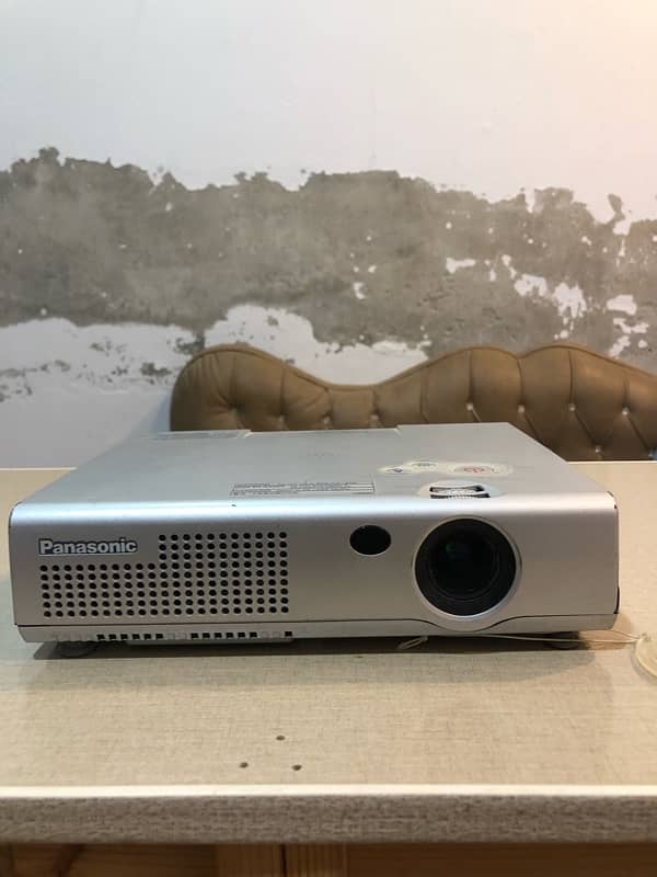 multimedia projector Panasonic brand all ok 10by 9 condition 1